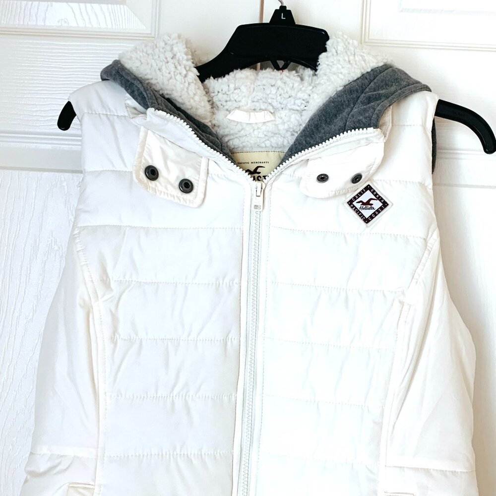 HOLLISTER Quilted Sherpa Hooded Front Zip Vest